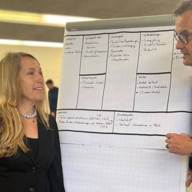 Silvia Hofer im Austausch mit Studienleiter Andreas Deuber.