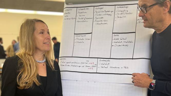 Silvia Hofer im Austausch mit Studienleiter Andreas Deuber.