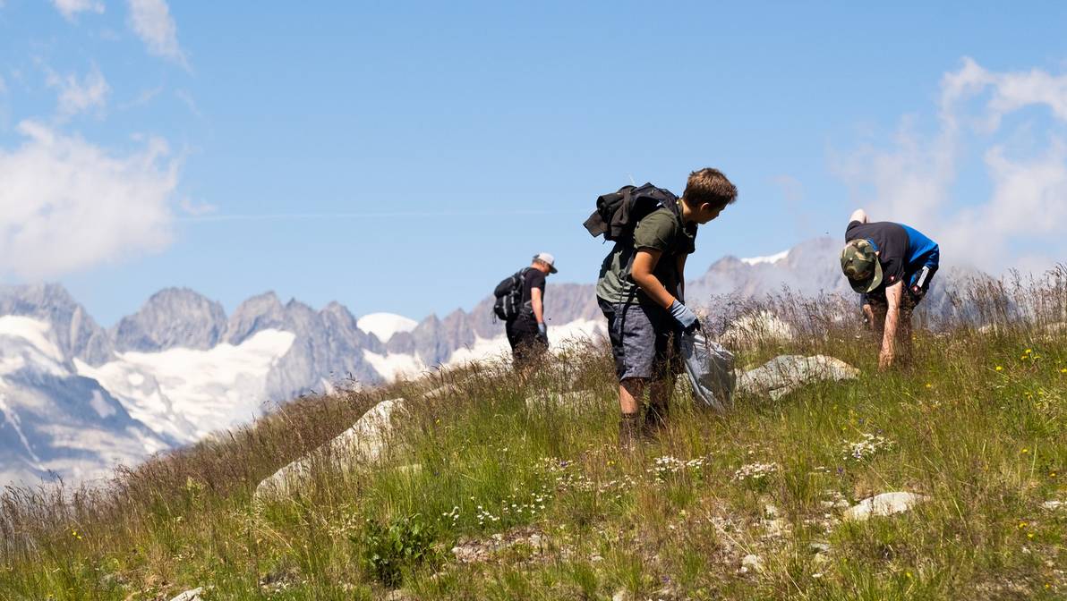 Mit Community Building entstehen resiliente Bergdestinationen für Gäste, Einheimische und Zweitheimische. Anlässe wie der Clean-up Day in Andermatt tragen dazu bei. Destinationen können sich Inspiration im neuen Leitfaden der FH Graubünden holen, welcher gemeinsam mit Andermatt Swiss Alps und Bregaglia Engadin Turismo entwickelt wurde.