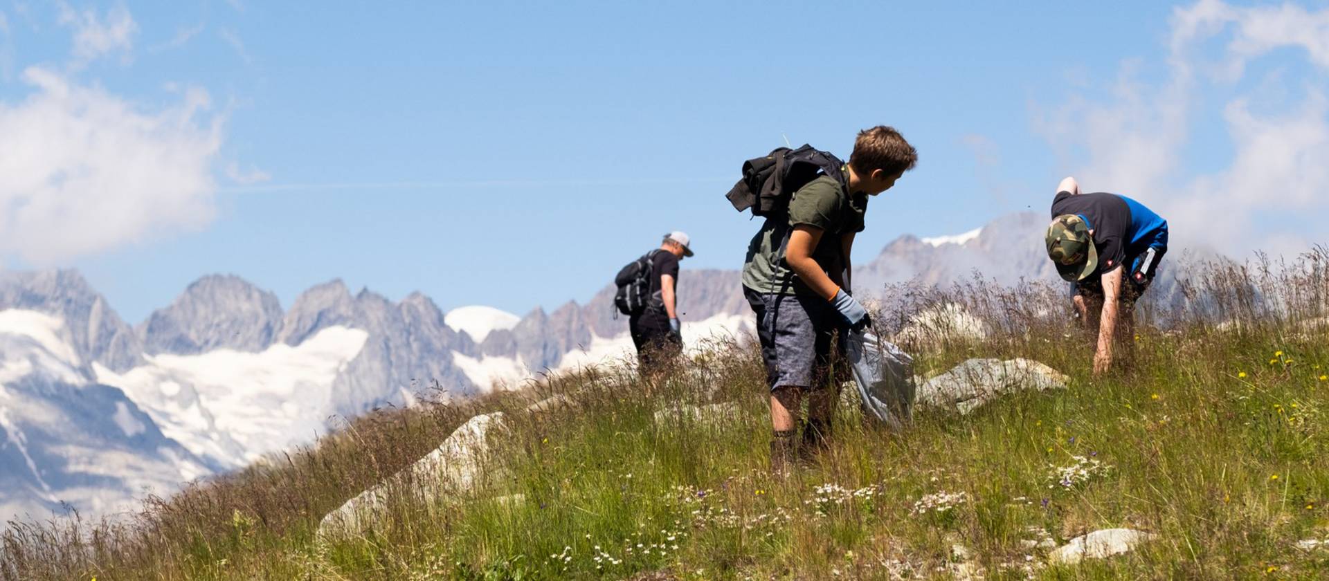 Mit Community Building entstehen resiliente Bergdestinationen für Gäste, Einheimische und Zweitheimische. Anlässe wie der Clean-up Day in Andermatt tragen dazu bei. Destinationen können sich Inspiration im neuen Leitfaden der FH Graubünden holen, welcher gemeinsam mit Andermatt Swiss Alps und Bregaglia Engadin Turismo entwickelt wurde. 