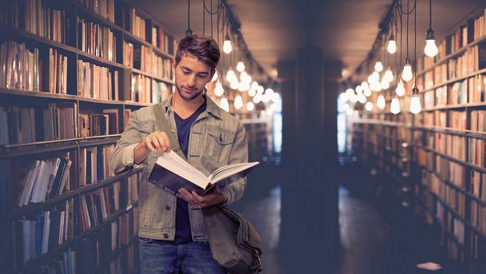 Student blättert in einem Buch