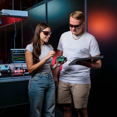 Optoelectronics-Studierende im Labor