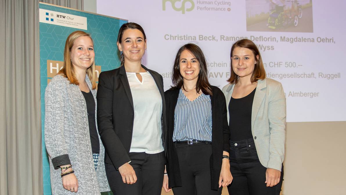 Die Drittplatzierten befassten sich mit der HCP SWISS GmbH: Magdalena Oehri (Gamprin, FL), Christina Beck (Balzers, FL), Ramona Deflorin (Ruggell, FL) und Menga Wyss (Altstätten, SG). (v.l.n.r.)