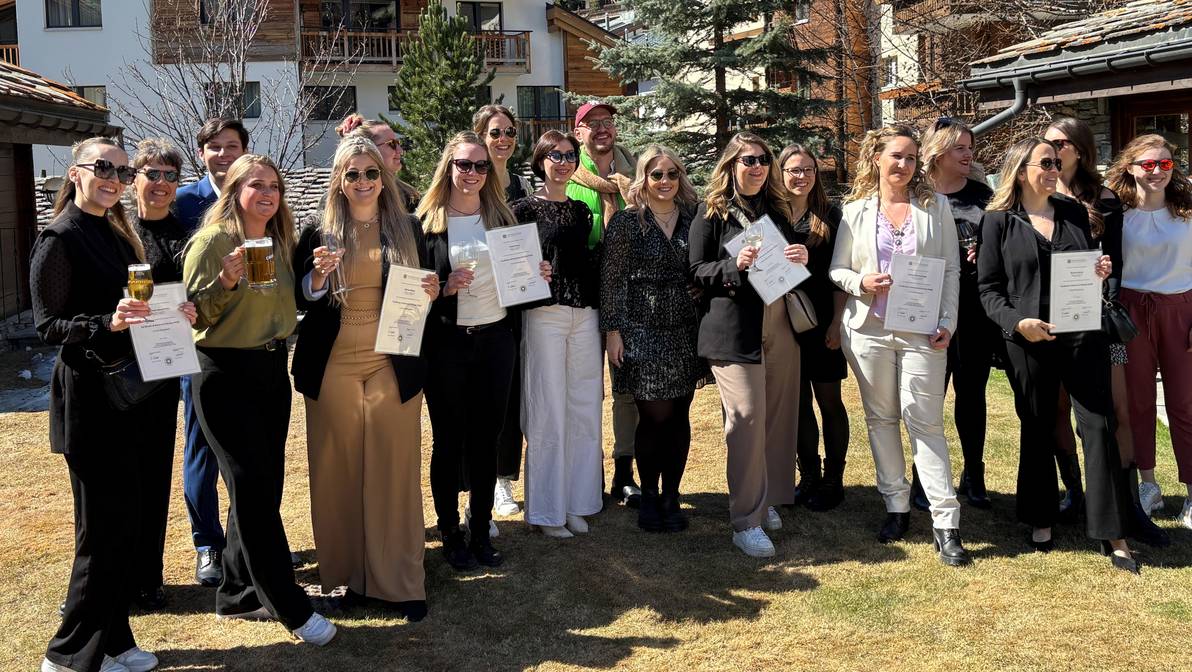 Absolvierende des CAS Event Management 2024/25 feiern ihren Abschluss in Zermatt. (Bild: Luzi Heimgartner)