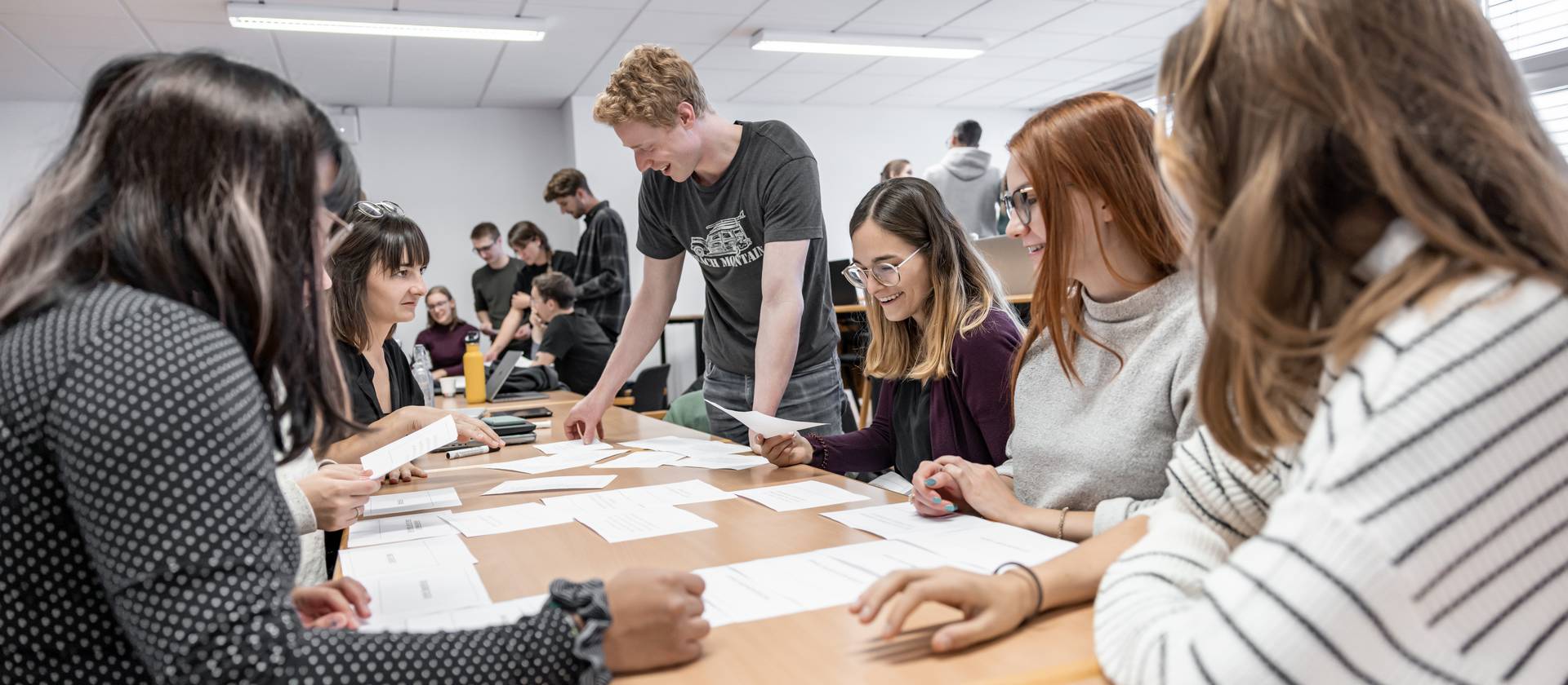 Ein gutes und effektives Qualitätsmanagement betrifft nicht nur die Sicherung und Überprüfung der Qualität, sondern insbesondere auch die qualitative Weiterentwicklung angesichts dynamischer Veränderungen sowohl im schweizerischen Bildungsmarkt als auch in den Bereichen Lehre, Lernen und Forschung. 