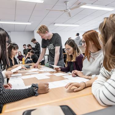 Ein gutes und effektives Qualitätsmanagement betrifft nicht nur die Sicherung und Überprüfung der Qualität, sondern insbesondere auch die qualitative Weiterentwicklung angesichts dynamischer Veränderungen sowohl im schweizerischen Bildungsmarkt als auch in den Bereichen Lehre, Lernen und Forschung. 