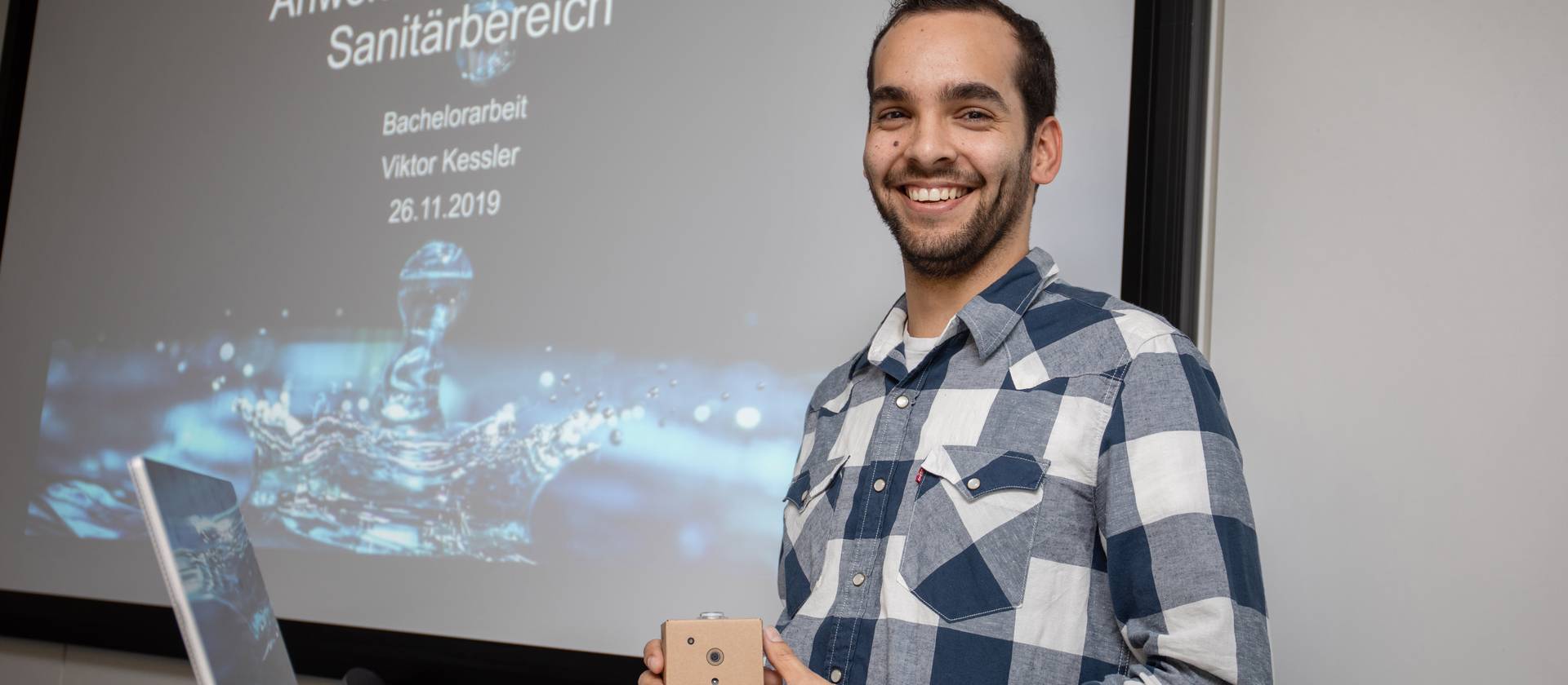 Viktor Kessler, Absolvent des Bachelorstudiums Photonics an der FH Graubünden, stellt seine Thesis anlässlich des 3. Finnova-Technology-Awards vor.