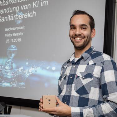 Viktor Kessler, Absolvent des Bachelorstudiums Photonics an der FH Graubünden, stellt seine Thesis anlässlich des 3. Finnova-Technology-Awards vor.