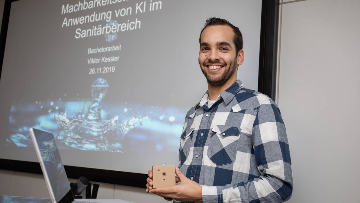 Viktor Kessler, Absolvent des Photonicsstudiums an der FH Graubünden, gewinnt den 3. Finnova-Technology-Award.