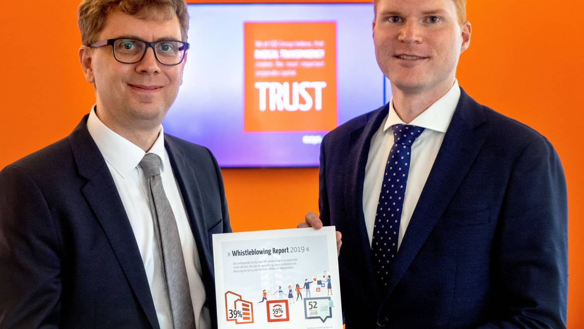 Prof. Dr. Christian Hauser, FH Graubünden, und Moritz Homann, EQS Group, präsentieren den Whistleblowing Report 2019. (v.l.n.r.)