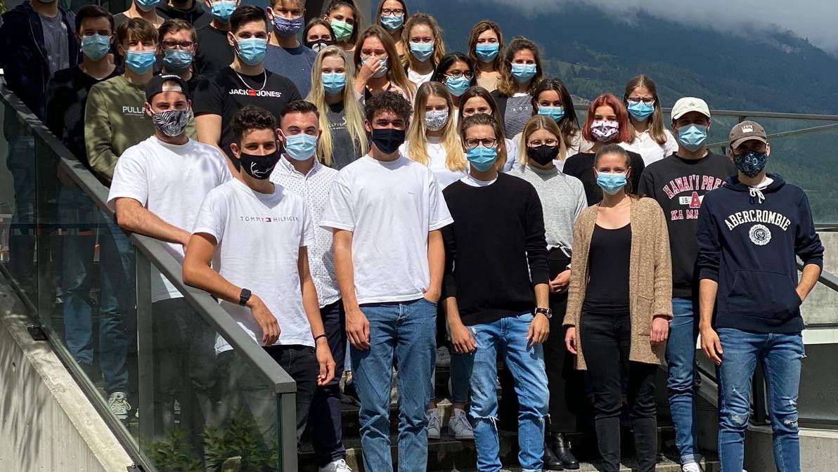 News-Studienstart-2020-Betriebsökonomie Wenn der Abstand nicht eingehalten werden kann, dann gilt Maskenpflicht an der Fachhochschule Graubünden, was die Betriebsökonomiestudierenden des ersten Semester vorbildlich einhalten.