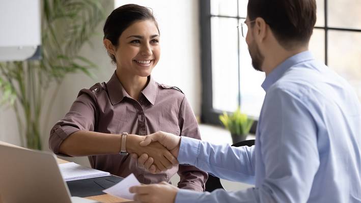 Händeschütteln nach Vertragsabschluss – der BSc in Betriebsökonomie ist ein renommierter Abschluss.