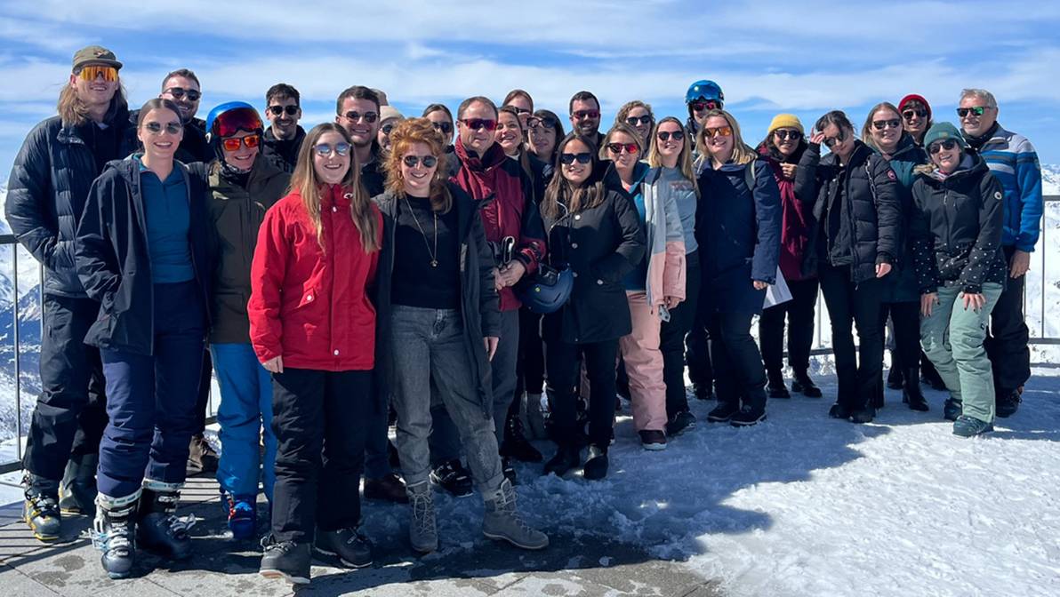 Absolvierende des CAS Event Management 2023/24 der FH Graubünden und der HF Tourismus & Management feiern ihren Abschluss auf dem Corvatsch. (Luzi Heimgartner)