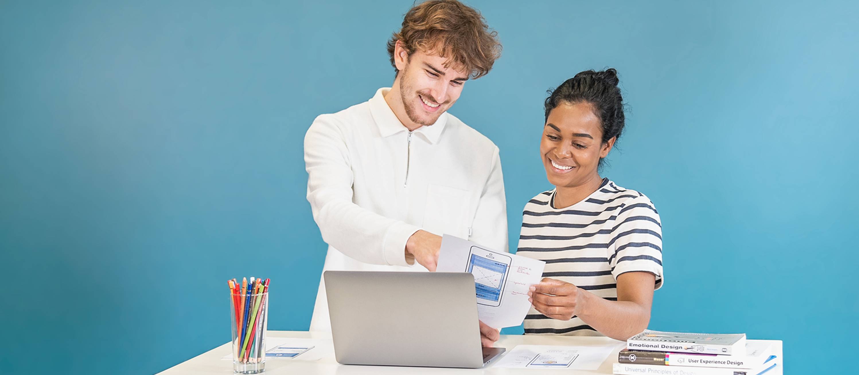 Zwei Masterstudierende in der UX Design Ausbildung an einer Projektarbeit.