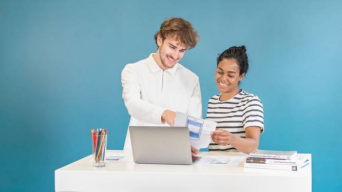 Zwei Masterstudierende in der UX Design Ausbildung an einer Projektarbeit.