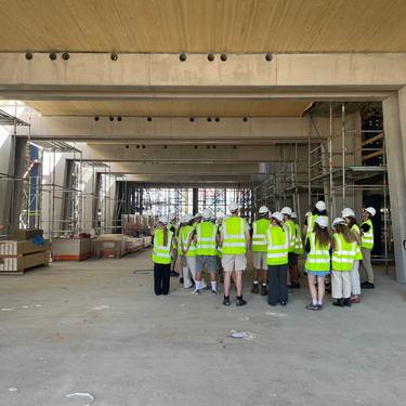 Nel cantiere del Centro universitario, le studentesse e gli studenti di architettura vedono prendere forma il futuro della SUP Grigioni.