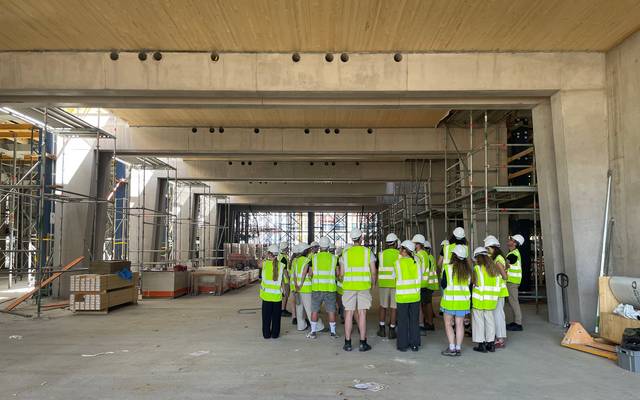 Auf der Baustelle des Fachhochschulzentrums erleben Architekturstudierende der FH Graubünden, wie die Zukunft ihrer Hochschule Gestalt annimmt.