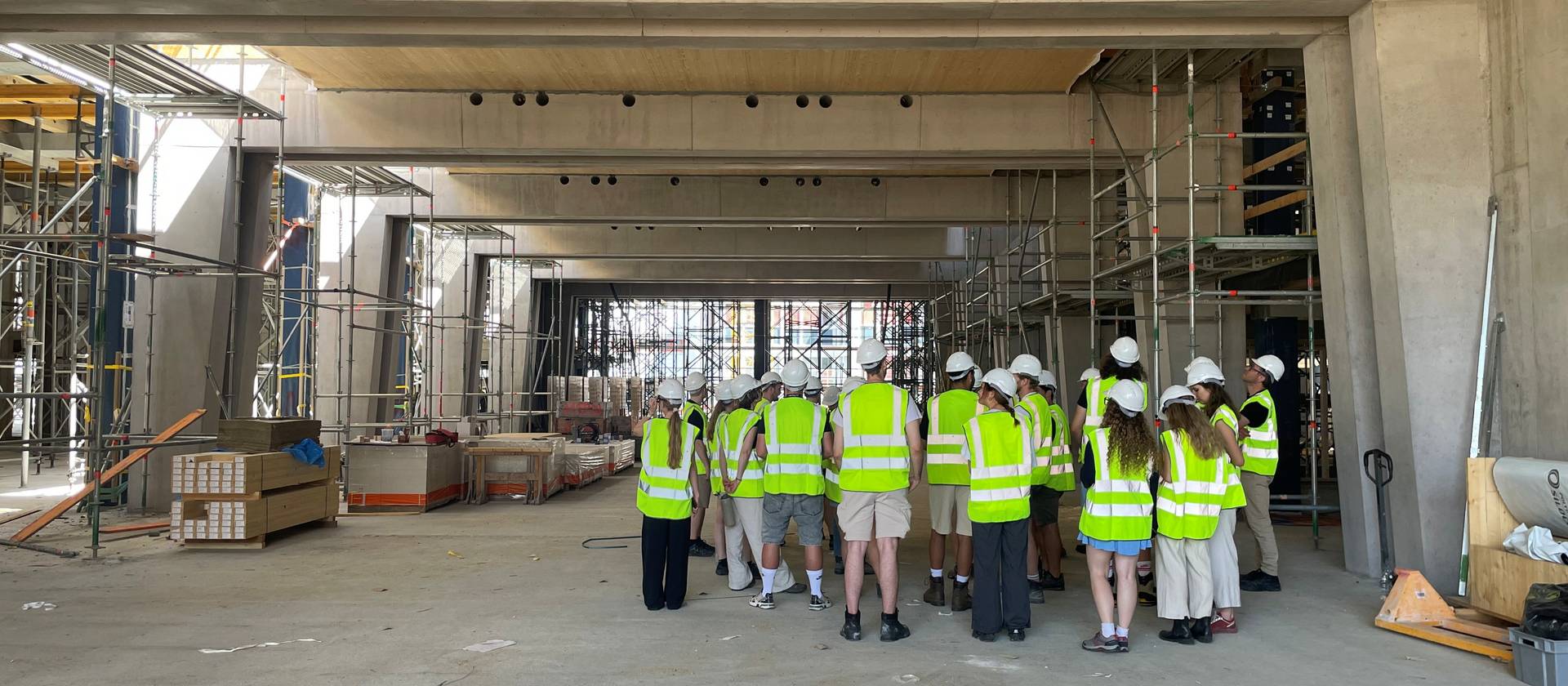 Sin il plazzal da construcziun dal Center da scola auta vesan studentas e students d’architectura da la SAS Grischun co che l’avegnir da lur scola auta survegn furma. 