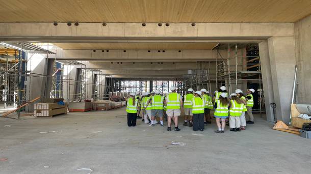 Auf der Baustelle des Fachhochschulzentrums erleben Architekturstudierende der FH Graubünden, wie die Zukunft ihrer Hochschule Gestalt annimmt.
