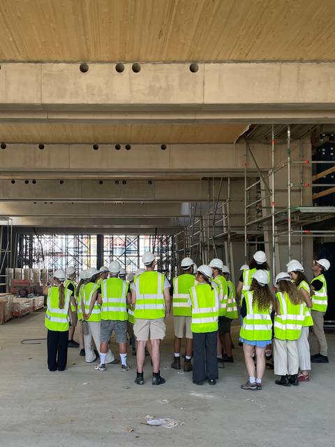 Auf der Baustelle des Fachhochschulzentrums erleben Architekturstudierende der FH Graubünden, wie die Zukunft ihrer Hochschule Gestalt annimmt.