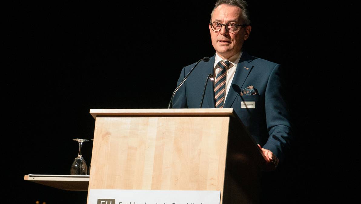 Prof. Jürg Kessler, Rektor der FH Graubünden, begrüsste die erfolgreichen Diplomandinnen und Diplomanden.