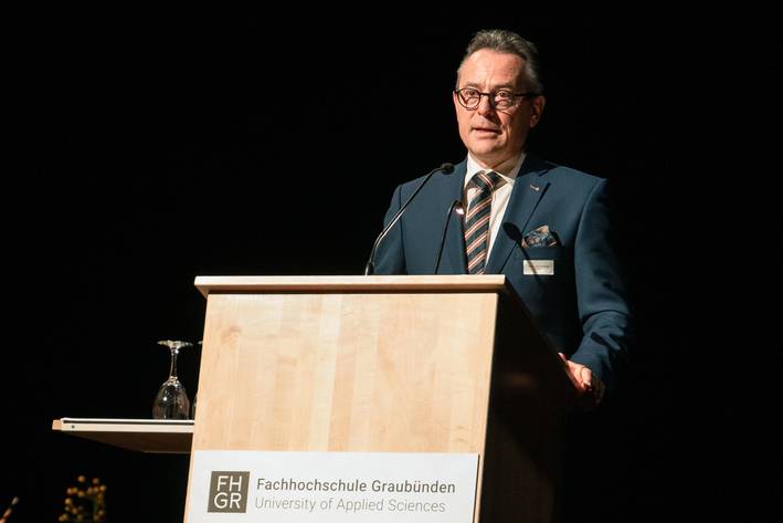 Prof. Jürg Kessler, Rektor der FH Graubünden, begrüsste die erfolgreichen Diplomandinnen und Diplomanden.