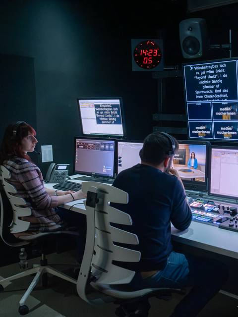Das PiBS stärkt die Zusammenarbeit zwischen der FH Graubünden und Somedia, hier bei einem Multimedia-Production-Projekt in der TV-Regie.