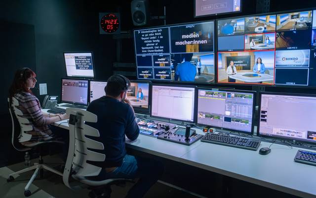 Das PiBS stärkt die Zusammenarbeit zwischen der FH Graubünden und Somedia, hier bei einem Multimedia-Production-Projekt in der TV-Regie.