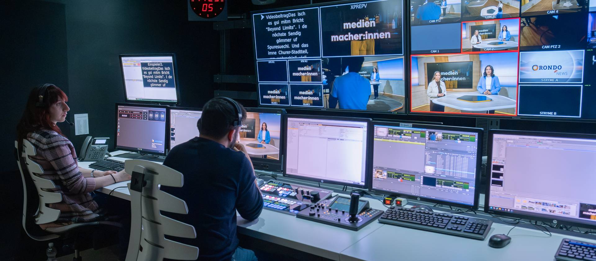 Das PiBS stärkt die Zusammenarbeit zwischen der FH Graubünden und Somedia, hier bei einem Multimedia-Production-Projekt in der TV-Regie.