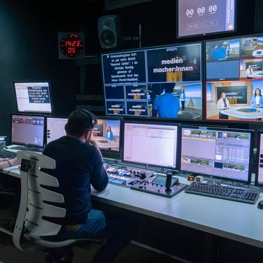 Das PiBS stärkt die Zusammenarbeit zwischen der FH Graubünden und Somedia, hier bei einem Multimedia-Production-Projekt in der TV-Regie.