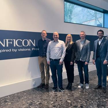 Von links nach rechts: Philipp Städler (INFICON), Joël Gabathuler (INFICON), Daniela B. Malin (INFICON), Prof. Dr. Tobias Leutenegger (FH Graubünden) und Prof. Corsin Capol (FH Graubünden) trafen sich zur Vertragsunterzeichnung in Balzers. (Bild: INFICON)