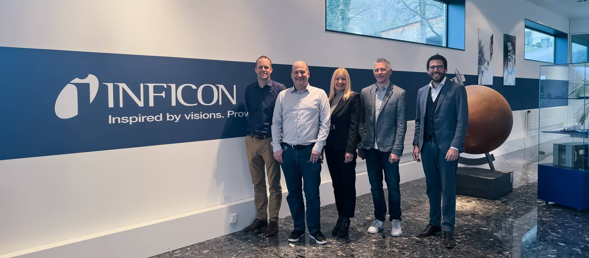Von links nach rechts: Philipp Städler (INFICON), Joël Gabathuler (INFICON), Daniela B. Malin (INFICON), Prof. Dr. Tobias Leutenegger (FH Graubünden) und Prof. Corsin Capol (FH Graubünden) trafen sich zur Vertragsunterzeichnung in Balzers. (Bild: INFICON)