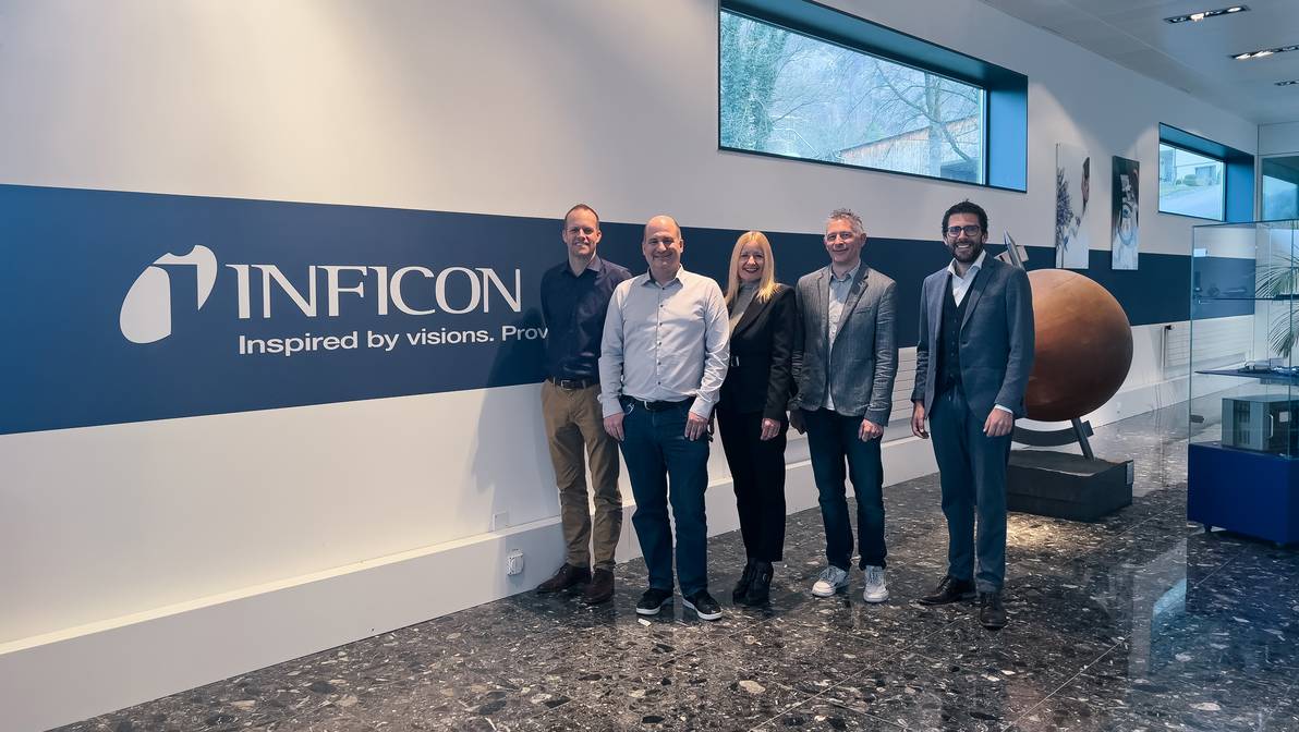 Von links nach rechts: Philipp Städler (INFICON), Joël Gabathuler (INFICON), Daniela B. Malin (INFICON), Prof. Dr. Tobias Leutenegger (FH Graubünden) und Prof. Corsin Capol (FH Graubünden) trafen sich zur Vertragsunterzeichnung in Balzers. (Bild: INFICON)