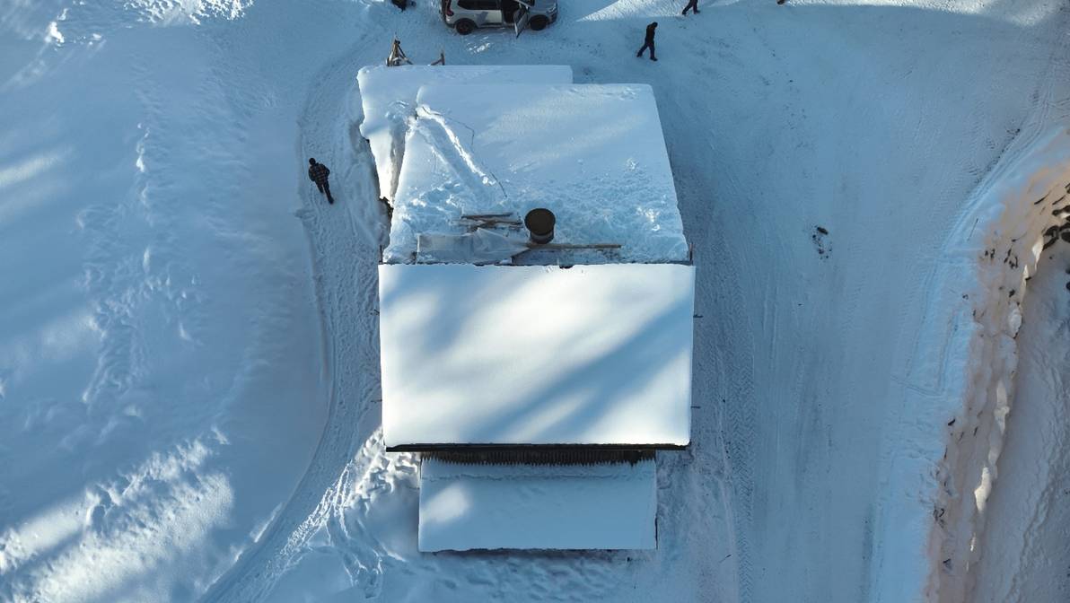 Forschende der FH Graubünden untersuchten, inwiefern es sich lohnt, Photovoltaik-Anlagen mittels Rückstrombeheizung schneefrei zu machen, um Winterstrom zu produzieren. Dieses Bild zeigt das Dach in Davos im Winter 2024/2025 bevor die Schneefläche abgleitet.
