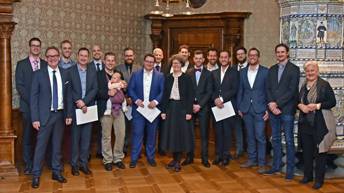 MAS Energie Die Diplomierten des 2019 MAS in Energiewirtschaft der FH Graubünden mit der Studienleiterin, Prof. Dr. Karin Eggert, und dem Departementsleiter, Prof. Josef Walker.