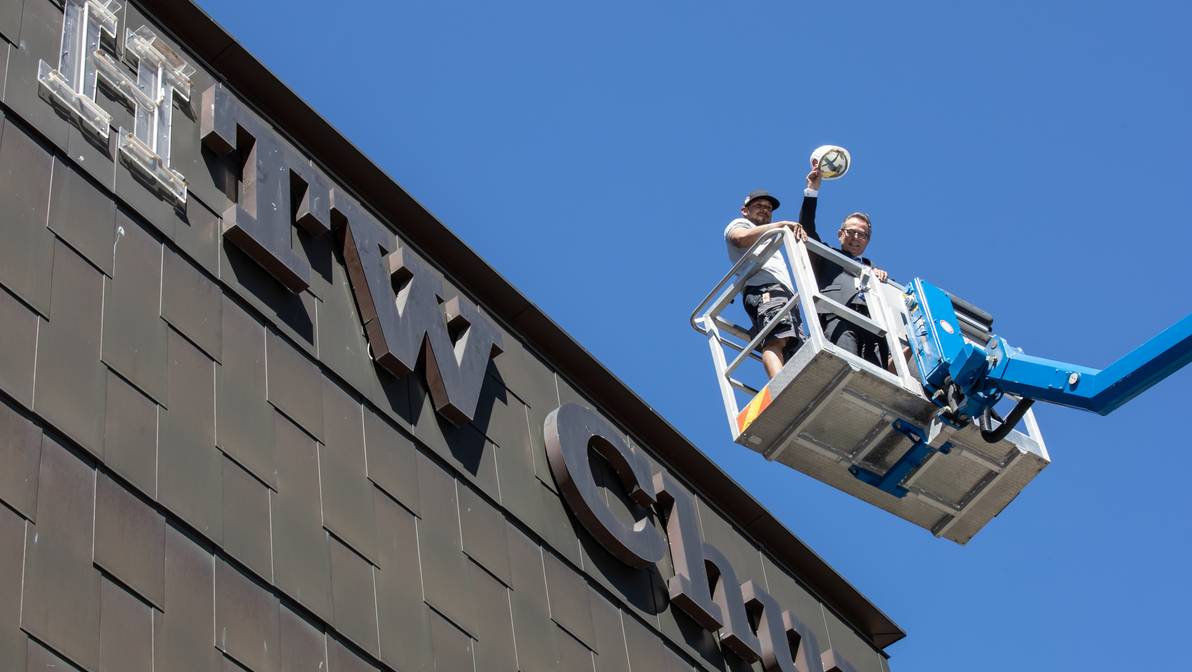 Der Name "HTW Chur" gehört der Vergangenheit an: Rektor Jürg Kessler bereitet das Gebäude für das neue Logo der FH Graubünden vor.