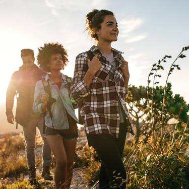 Drei Studierende auf einer Bergwanderung