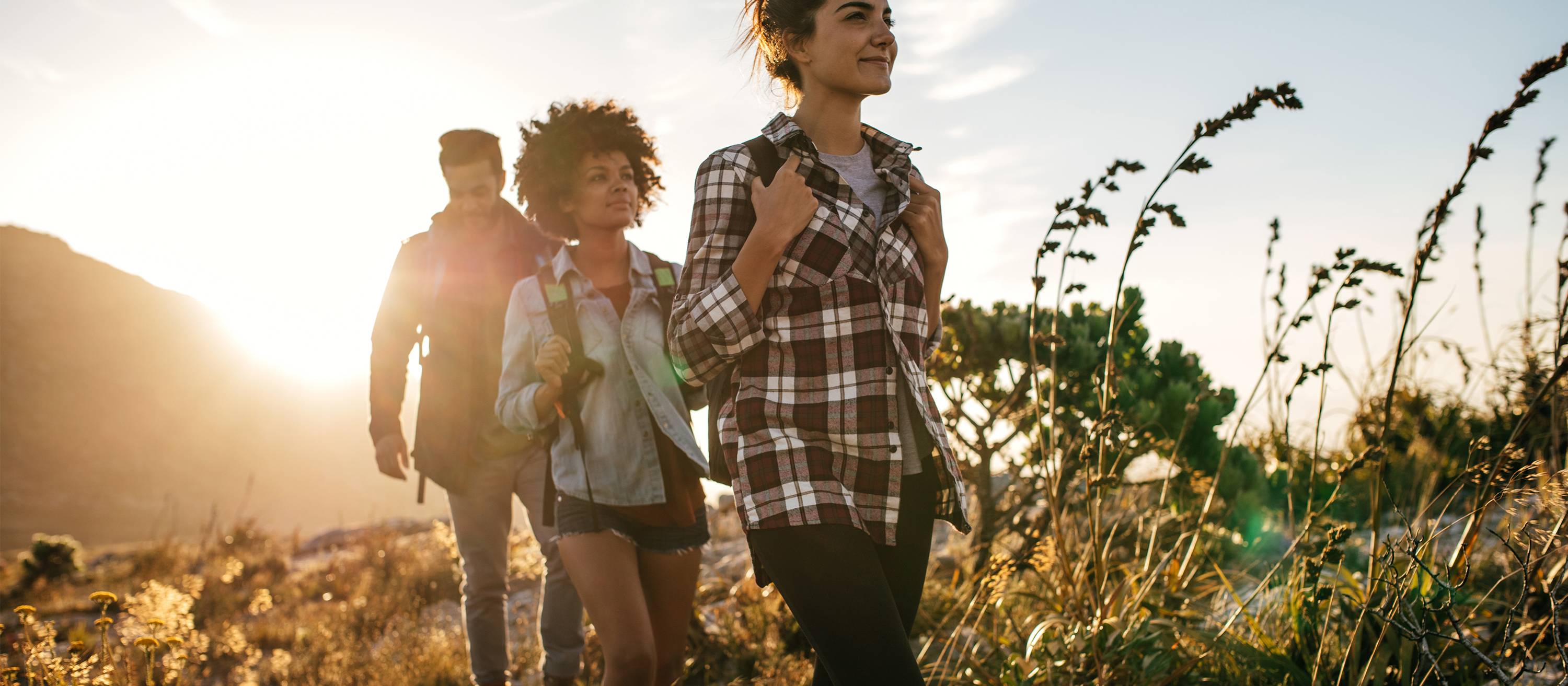 Drei Tourism School Studierende auf einer Bergwanderung