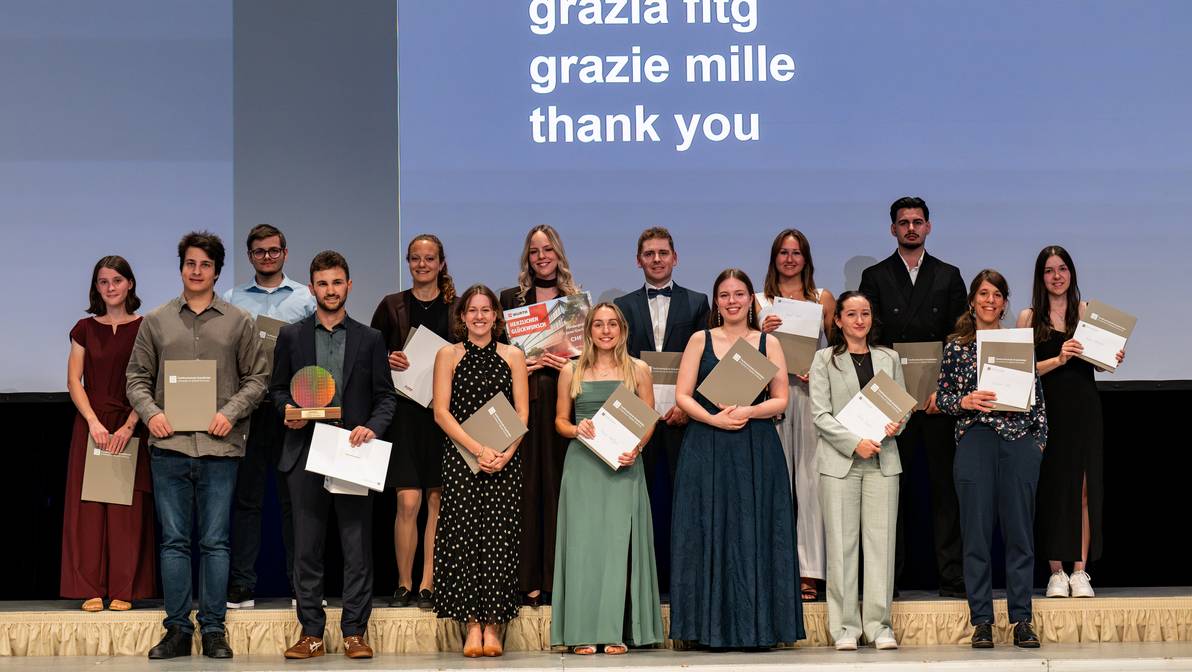 Beste Abschlüsse sowie Spezialpreise gingen anlässlich der Bachelor- und Master-Diplomfeier 2026 der Fachhochschule Graubünden an (v.l.n.r.): Lucca Lauterbach, Bachelor in Architektur, Note 5.6, Sponsor: SIA Graubünden; Fabrizio Cortesi, Bachelor in Mobile Robotics, Note 5.5, Sponsor: Maxon International; Alexander Firlbeck, Bachelor in Bauingenieurwesen, Note 5.4, Sponsor: SIA Graubünden; Sascha Zumstein, Bachelor in Optoelectronics, Note 5.7, Sponsor: ESPROS Photonics sowie RUAG Innovation Award; Dominique Müller, Bachelor in Bauingenieurwesen, Beste konstruktive / technische Arbeit, Swiss Engineering; Vanessa Andermatt, Joint-Bachelor in Multimedia Production, Note 5.6, Sponsor: Somedia; Jana Gartmann, Bachelor in Betriebsökonomie, Note 5.6, Sponsor: Würth International; Flavia Stauffiger, Bachelor in Sport Management, Note 5.4, Sponsor: Swiss Sport Managers; Joël Barandun, Bachelor in Computational and Data Science, Note 5.8, Sponsor: Inventx; Jennifer Hofer, Bachelor in Tourismus, Note 5.5, Sponsor: Hotel Schweizerhof Lenzerheide; Julia Felder, Bachelor in Digital Business Management, Note 5.4, Sponsor: ROB NICOLAS; Selina Steiner, Master in User Experience Design & Data Visualization, Note 6, Sponsor: Inside Reality; Mitko Gjorgjievski, Bachelor in Digital Supply Chain Management, Note 5.2, Sponsor: Hamilton Bonaduz; Eliane Weiss, Master in Business Administration (Vertiefung Sustainable Business Development), Note 5.5, Sponsor: Graubündner Kantonalbank; Anja Ramseier, Bachelor in Information Science, Note 5.5, Sponsor: INFICON.