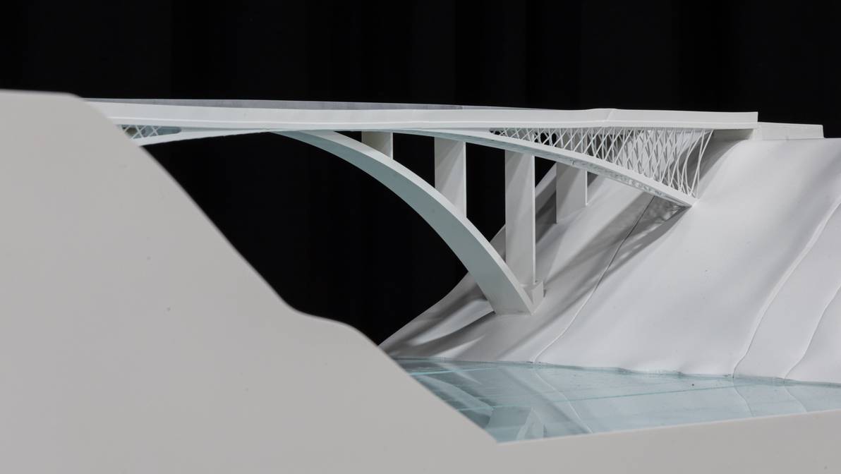 Mit einer innovativen und architektonisch überzeugenden Brückenidee für Tamins (GR) hat der FHGR-Bauingenieur-Student Rouven Inauen den Studierendenwettbewerb im Rahmen des Footbridge Symposiums 2025 gewonnen. 