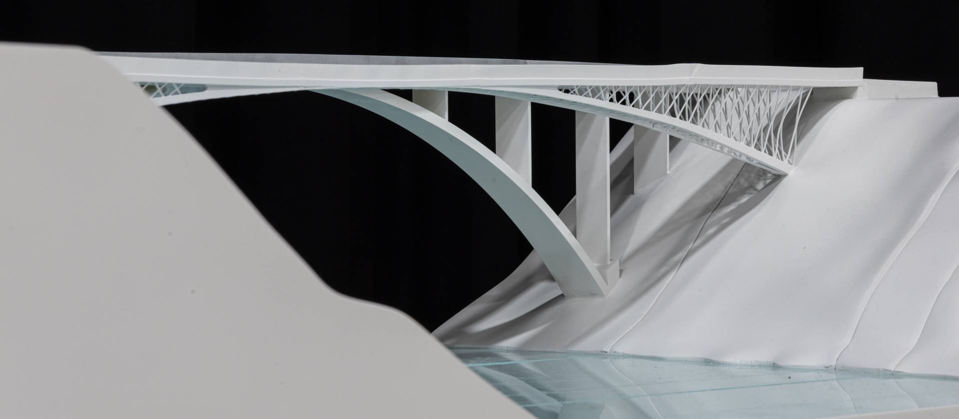 Mit einer innovativen und architektonisch überzeugenden Brückenidee für Tamins (GR) hat der FHGR-Bauingenieur-Student Rouven Inauen den Studierendenwettbewerb im Rahmen des Footbridge Symposiums 2025 gewonnen.