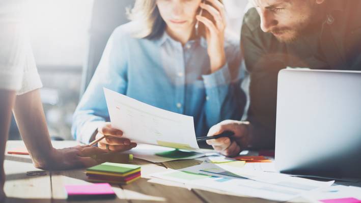 Beruf und Studium kombinieren Zwei Studierende am Telefon und am Computer.
