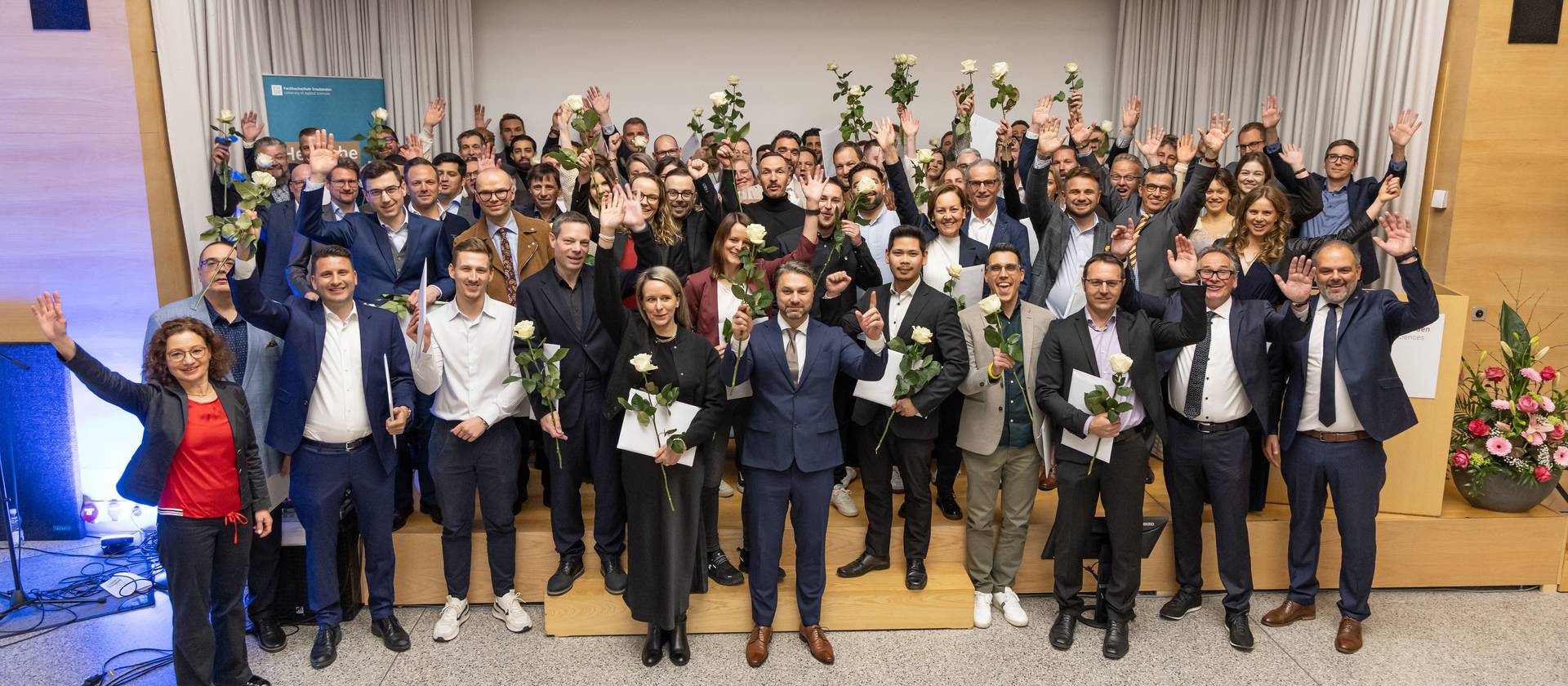 Questa primavera, 306 studentesse e studenti si sono laureati presso la Scuola universitaria professionale dei Grigioni terminando con successo un corso di formazione continua CAS, DAS, MAS o EMBA.