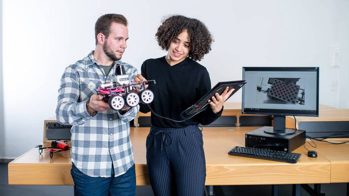 Zwei Studierende arbeiten an Laborversuch