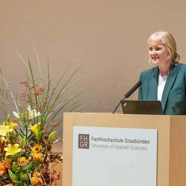 Annika Baumgartner während ihrer Rede im Namen aller DBM-Diplomandinnen und Diplomenden.