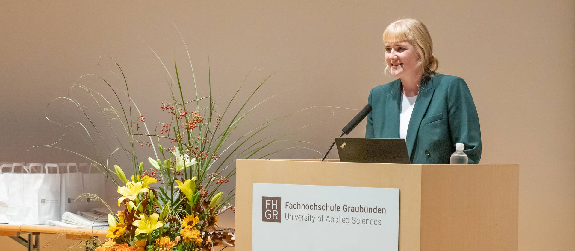 Annika Baumgartner während ihrer Rede im Namen aller DBM-Diplomandinnen und Diplomenden.