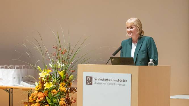 Annika Baumgartner während ihrer Rede im Namen aller DBM-Diplomandinnen und Diplomenden.