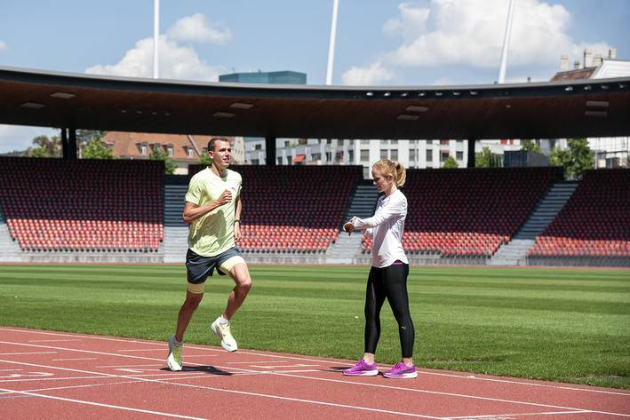 Zwei Studierende üben Leichtathletik.
