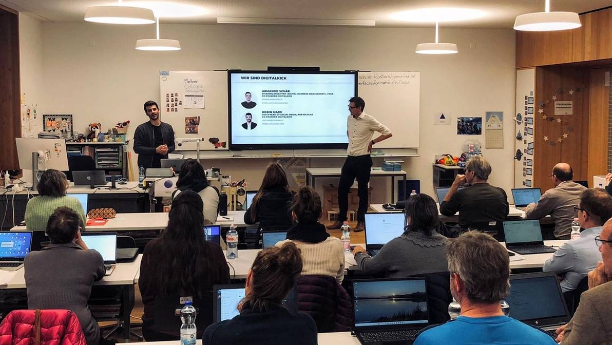 Die «digitalkick»-Pilotklasse widmet sich dem Einsatz sozialer Medien im Schulhaus Klosters (26. Januar 2023). (Bild: Regionalentwicklung Prättigau/Davos)