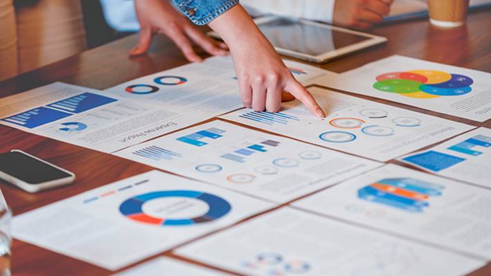 Blätter mit verschiedenen Datenvisualisierungen: Du kannst emotionale Reaktionen hervorrufen
